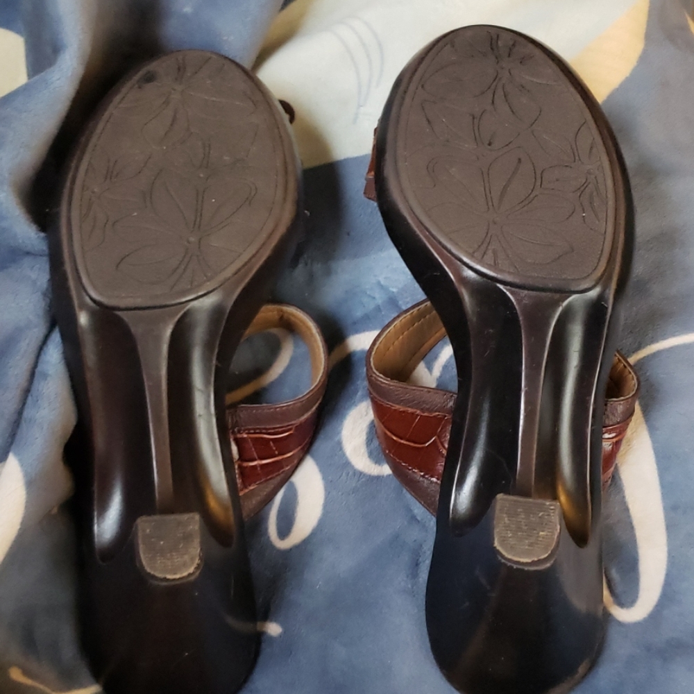 Shoes - Picture 4 of 6